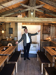 Hotelier Christian Bär i einer der 2 zwei 100-jährige Alm-Hütten im neuen Park des Hotel Resorts Alpenhof Murnau (©Foto: Martin Schmitz)